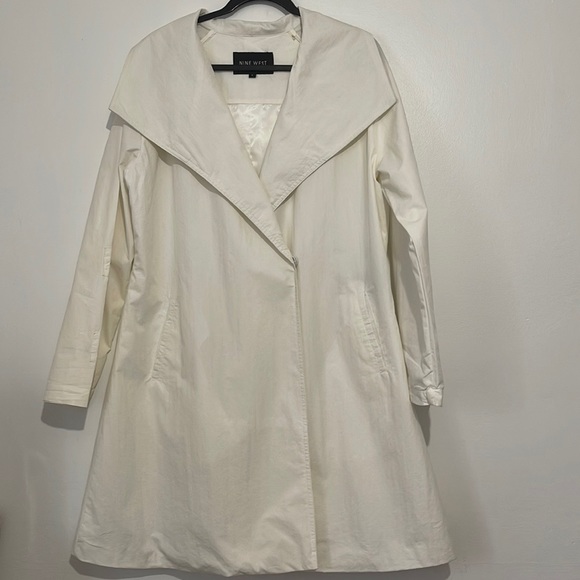 NINE WEST G-lll Apparel White Trench coat size Large.